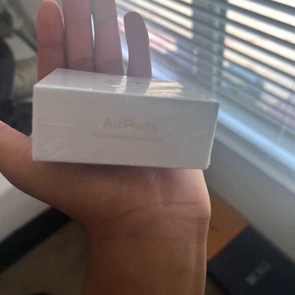 Apple AirPods 4th Gen - Sleek White - Picture 2 of 7